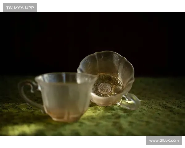 全面解析火焰玻璃的制作全过程从原材料选择到艺术成品打造技巧