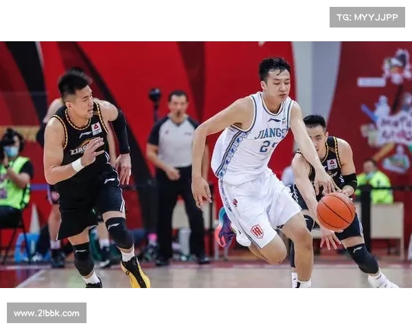 山东男篮大胜江苏的关键因素分析及比赛表现解析